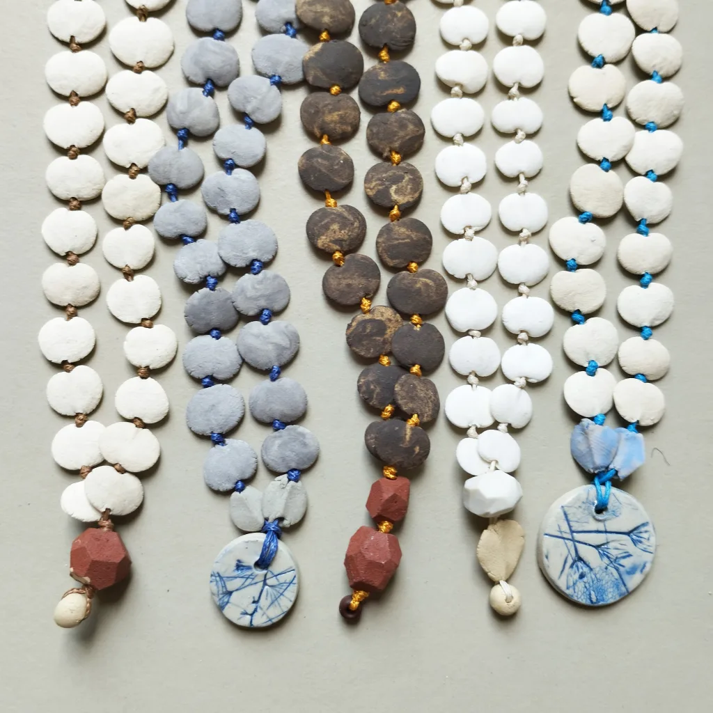 Colliers en grès ou porcelaine